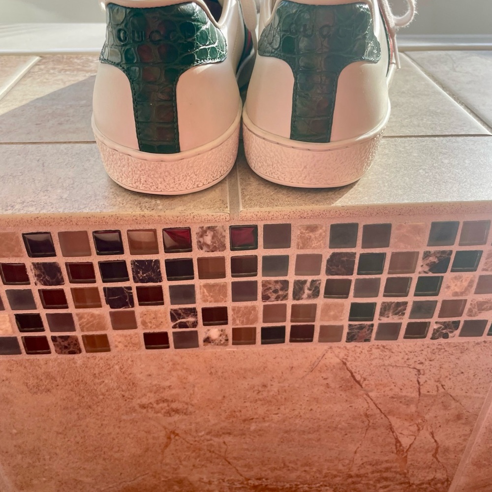 Perfect condition. Gucci 7 so US 7.5. I’m a US 8. Runs big. Fit me fine. - Picture 7 of 7